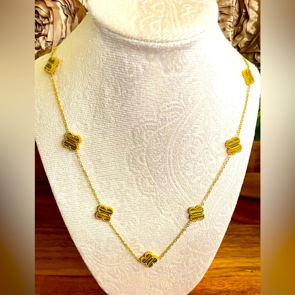 Beautiful Stainless Steel Tiger Clover Necklace, NEW!